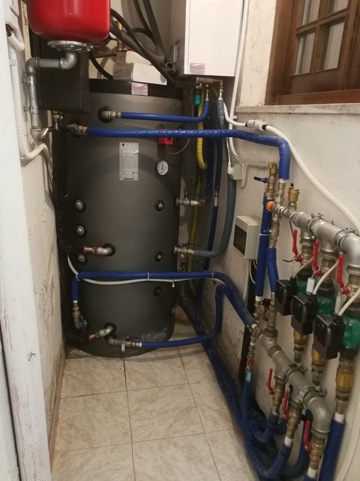 Centrale termica con caldaia a gas a condensazione
